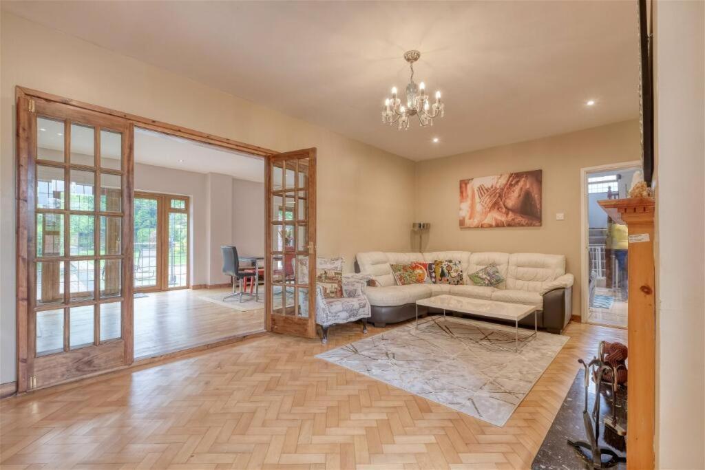 Premium 4br Family W/ Garden Annex And Gym Holiday home *