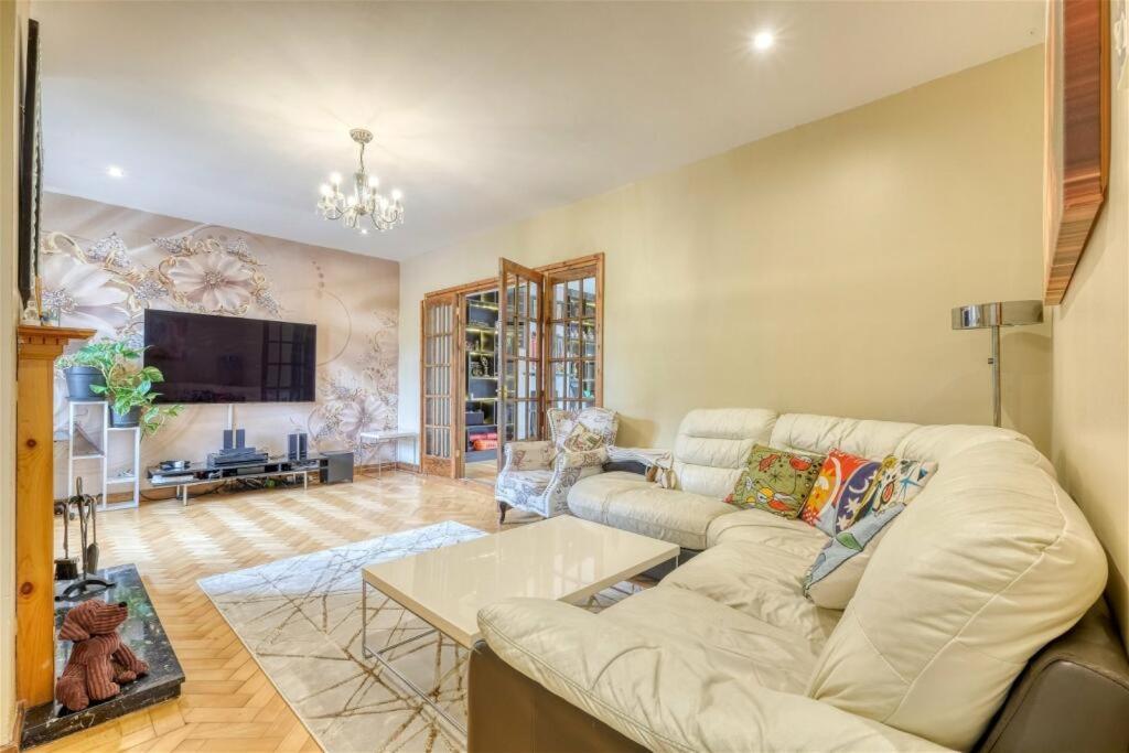 Holiday home Premium 4br Family W/ Garden Annex And Gym